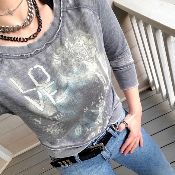 MUDD Soft Heather Gray Raw Edge Distressed Graphic Print Crop Light Sweater - Picture 2 of 14